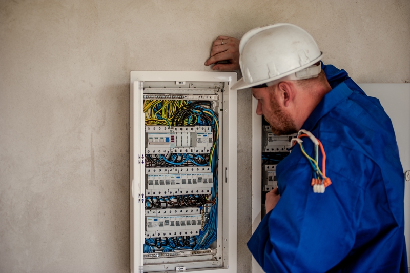 electricite-LA GARDE FREINET-min_electrician-2755683